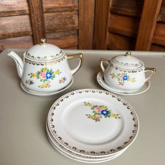 Children’s porcelain 9 pieces china tea set. Flowers w/ gold accents. Adorable🥰 - Picture 5 of 10